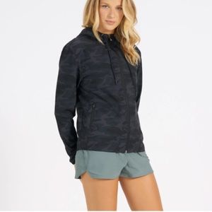 Vuori women’s outdoor trainer shell black camo